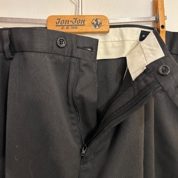 Men's Dress Pants - Exact a Dockers Brand Black, Cuffed, Pleated Size 40x30 - Picture 5 of 10